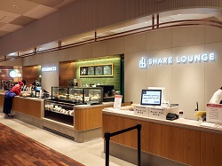 スターバックスと融合した新業態「LOUNGE & CAFE」